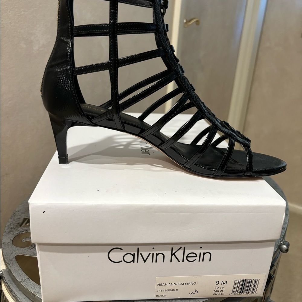 CALVIN KLEIN BLACK GLADIATOR SANDALS size 9